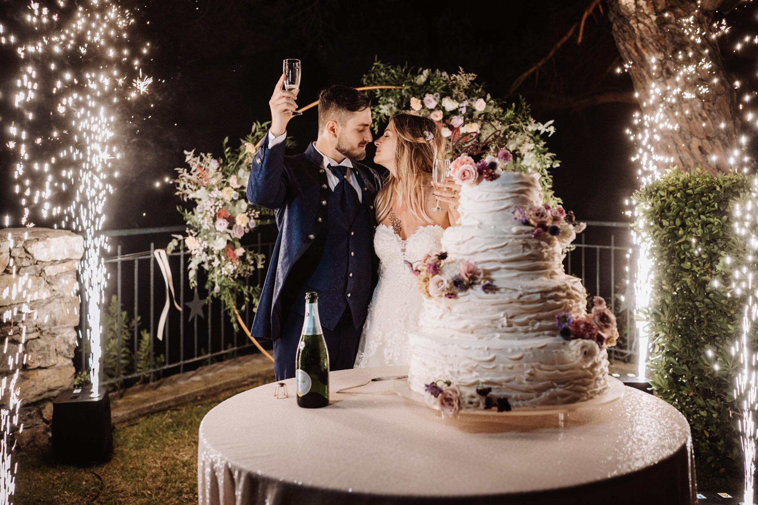 1 Decorazione Per Torta Nuziale Vintage Con Bandierina In Cotone Avorio E Asta In Legno – Tocco Rustico E Shabby Chic Per Torte Nuziali O Di Formaggio.